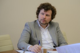 Mai multe școli riscă să fie închise. Guvernul dorește să construiască instituții model, unde elevii vor ajunge cu autobuzul